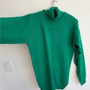 Vintage green turtleneck sweater🍀
Medium